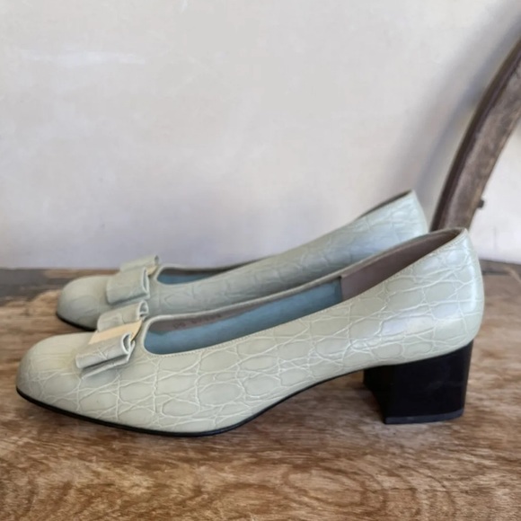 SALVATORE FERRAGAMO Lt Sage Green Crocodile Leather Vara Bow Heels 9B Worn Once! - Picture 6 of 12